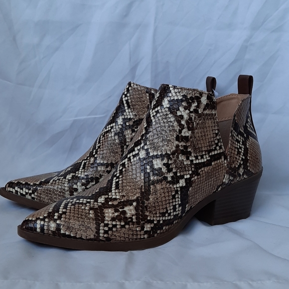 Shoes - NWT Snake small heel booties